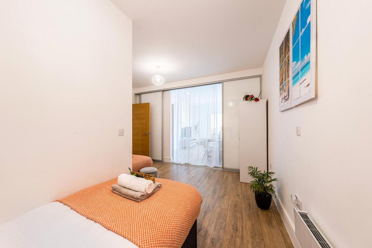 Mission Wave - Venture Apartment Staines-upon-Thames Dış mekan fotoğraf